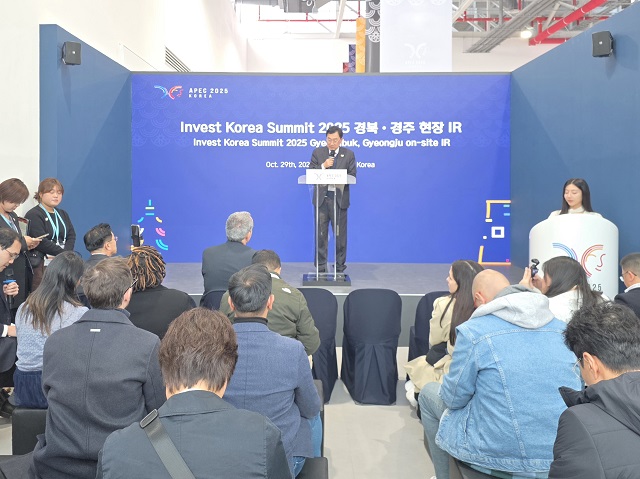 ▲ 주낙영 시장 경주 엑스포대공원 APEC 경제전시관에서 해외 투자자들에게 프리젠테이션을 하고 있다.ⓒ경주시