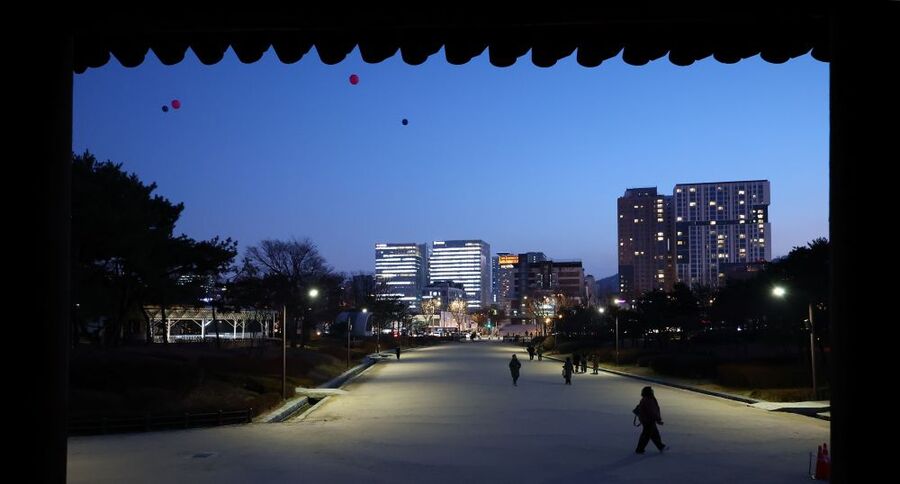 ▲ 종묘 인근 재개발을 두고 서울시와 국가유산청이 대립을 이어가고 있는 24일 오후 서울 종로구 종묘외대문에서 바라본 세운4구역 일대에 대형풍선이 떠 있다. 이 대형풍선은 종묘 앞 개발시 높이와 조망 시뮬레이션 위해 서울시에서 설치했다. ⓒ뉴시스