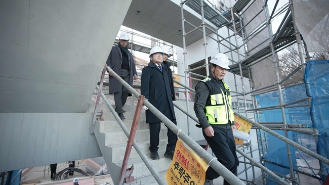 ▲ 육동한 춘천시장이 공지천 지역목재 이용 야외공연장 조성사업 현장을 방문해 공정관리와 품질 확보에 만전을 기해달라고 당부했다. ⓒ춘천시