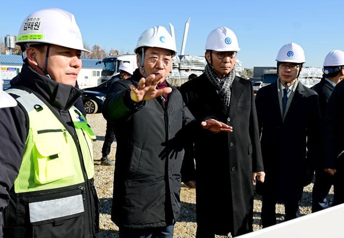 ▲ 유정복(왼쪽 두번째) 인천시장이 8일 연수구 송도 세브란스병원 건설현장을 찾아 윤동섭(가운데) 연세대 총장과 현장을 점검하고 있다.ⓒ인천시 제공