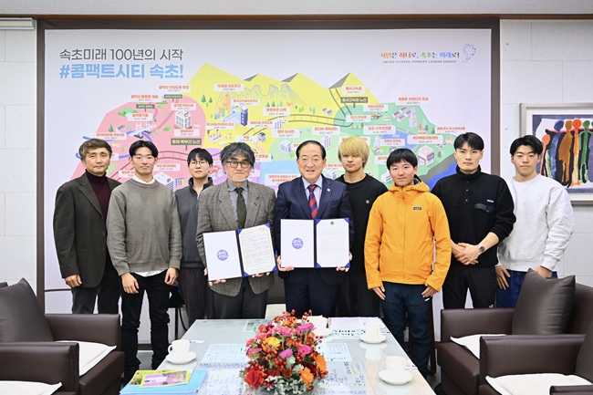 ▲ 속초시장과 아오모리시장 간 친서를 상호 전달하며 양 도시 간 우호 협력관계를 재확인했다.  ⓒ속초시