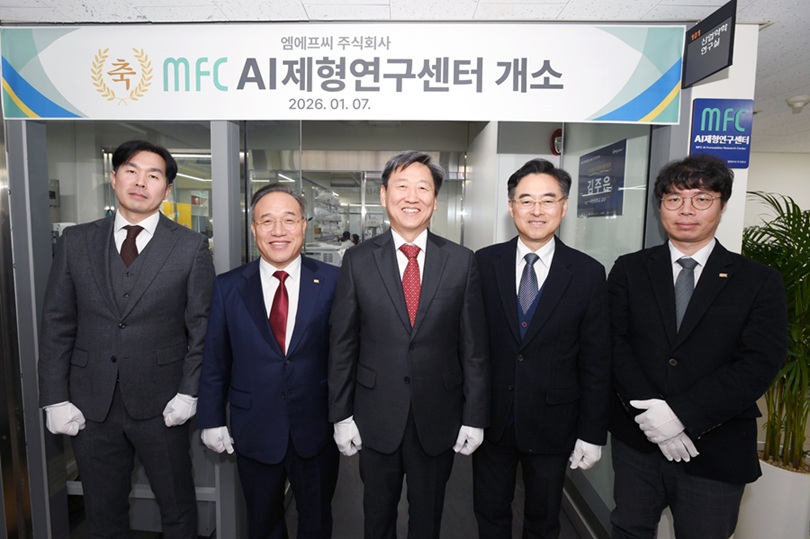 ▲ MFC AI제형연구센터 출범식. 왼쪽부터 국민대 김주은 교수, 엠에프씨 황성관 대표, 국민대 정승렬 총장,  국민대 손진식 기획부총장, 엠에프씨 이정옥 이사.ⓒ국민대