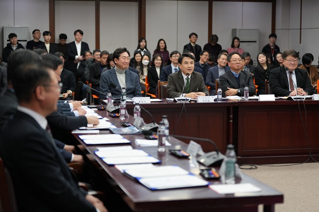 ▲ 강원특별자치도가 강원 전략산업 벤처펀드에 참여한 7개 시군, 자펀드 운용사 대표 등과 함께 8일 도청에서 강원 전략산업 벤처펀드 활성화를 위한 투자협약식을 개최했다. ⓒ강원특별자치도