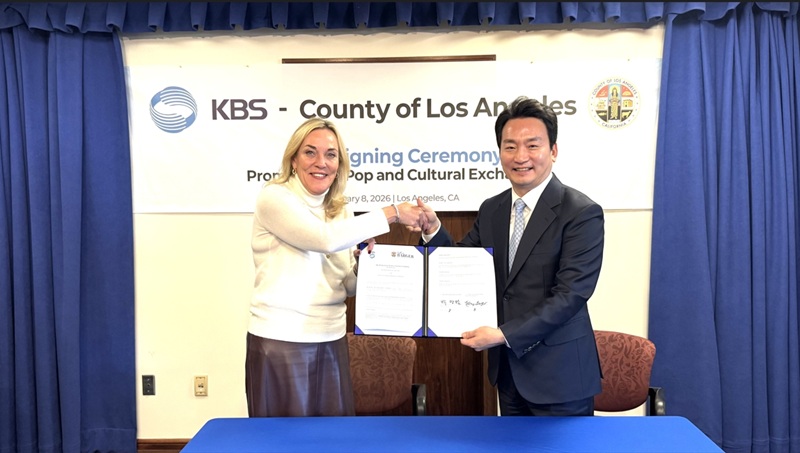 ▲ 캐서린 바거 LA카운티 감독위원회 슈퍼바이저(좌)와 박장범 KBS 사장. ⓒKBS