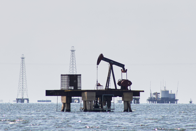 ▲ 베네수엘라 북서부 원유 매장지인 카비마스 인근 마라카이보 호수에 설치된 채굴시설이 가동하지 않은 채 방치돼 있다ⓒAP연합