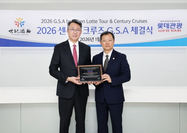 ▲ 롯데관광개발 백현 대표이사(왼쪽)와 센츄리 크루즈 리차드 부사장(오른쪽)가 GSA 계약 체결 후 기념사진을 촬영하고 있다.ⓒ롯데관광개발