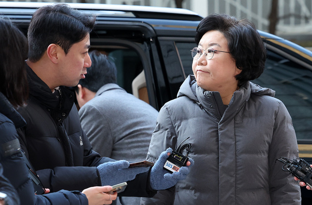 ▲ 이혜훈 기획예산처 장관 후보자가 지난 6일 서울 중구 예금보험공사에 마련된 청문회 준비 사무실로 출근하며 취재진을 바라보고 있다. ⓒ뉴시스