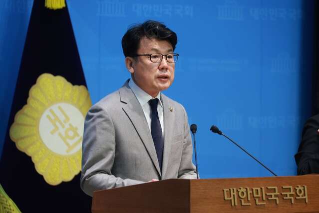 ▲ 진성준 더불어민주당 의원이 지난달 31일 국회 소통관에서 원내대표 선거 출마 기자회견을 하고 있다. ⓒ뉴시스