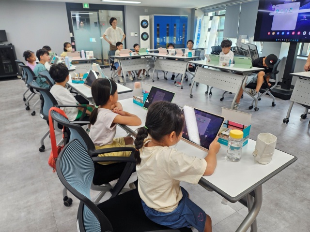 ▲ AI코딩에듀랩 상시프로그램 ‘씽씽 내가 만든 첫 미래자동차’ 교육 모습(자료사진)ⓒ오산시 제공