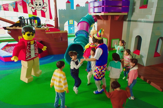 ▲ 레고랜드 코리아 리조트가 새해와 겨울방학을 맞아 레고랜드 호텔을 찾은 어린이 동반 가족들을 위해 무료로 즐길 수 있는 겨울 시즌 한정 신규 프로그램들을 마련했다. ⓒ레고랜드코리아