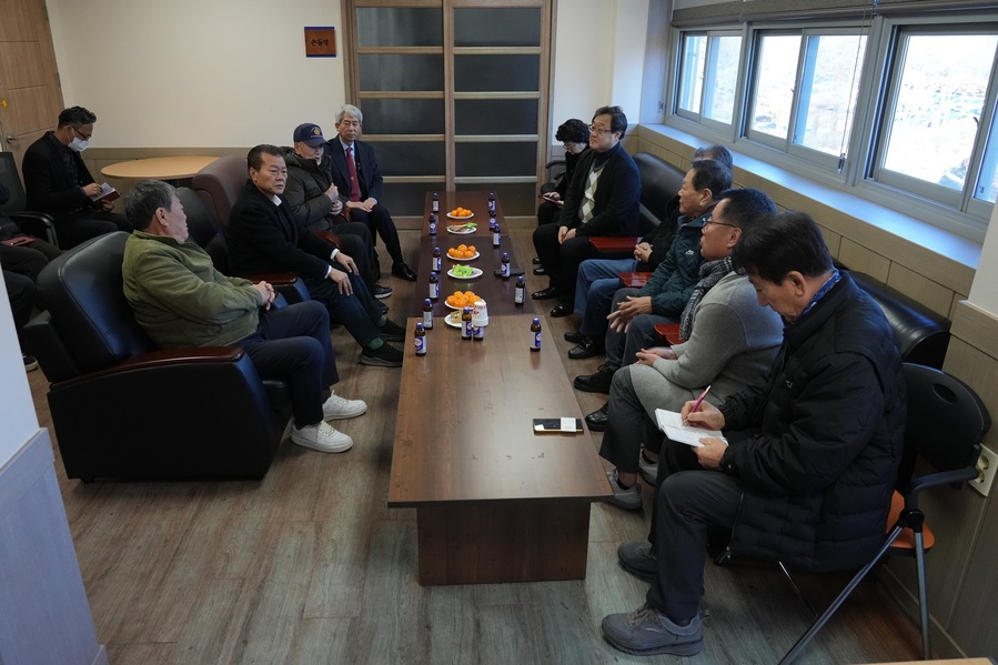 ▲ 영천시의회(의장 김선태)는 8일 병오년 새해를 맞아 관내 주요 기관과 단체를 방문하며 신년 인사를 전했다(보훈단체협의회 방문).ⓒ영천시의회