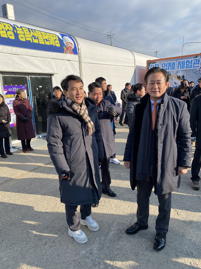 ▲ 개막식을 앞두고 환담중인 김진태도지사와 신영재 홍천군수. ⓒ뉴데일리