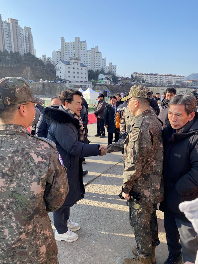 ▲ 개막식을 앞두고 군 관계자들을 격려하고 있는 김진태 도지사. ⓒ뉴데일리