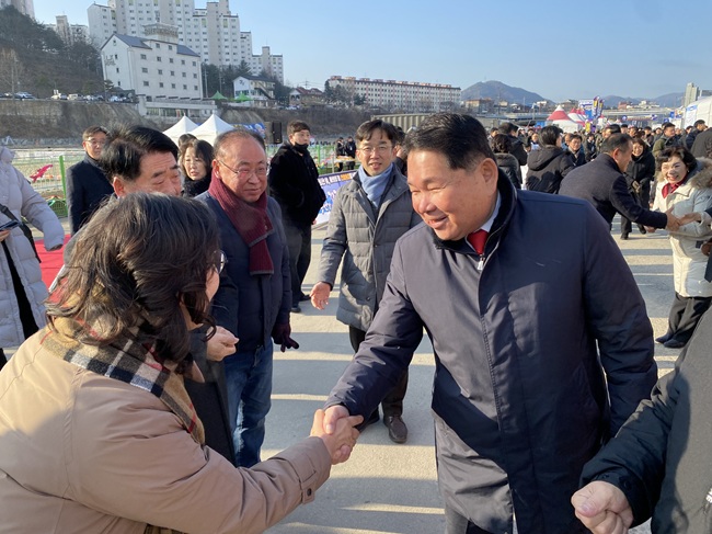 ▲ 개막식을 앞두고 관계자들과 인사하는 신경호 도 교육감. ⓒ뉴데잃리