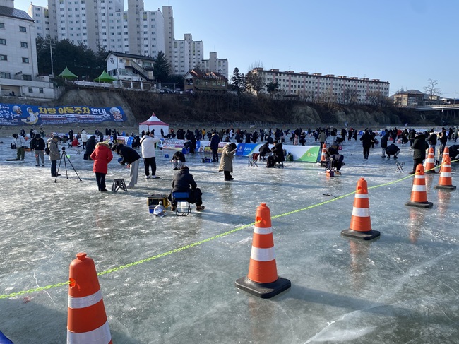 ▲ 이른시각에 자리를 잡고 얼음낚시중인 모습. ⓒ뉴데일리