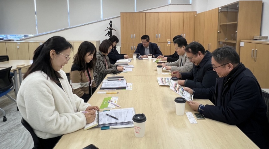▲ 동두천시와 동양대학교 관계자들이 평생학습관에서 교육발전특구 추진 방안을 주제로 협의회를 열고 있다 ⓒ동두천시 제공