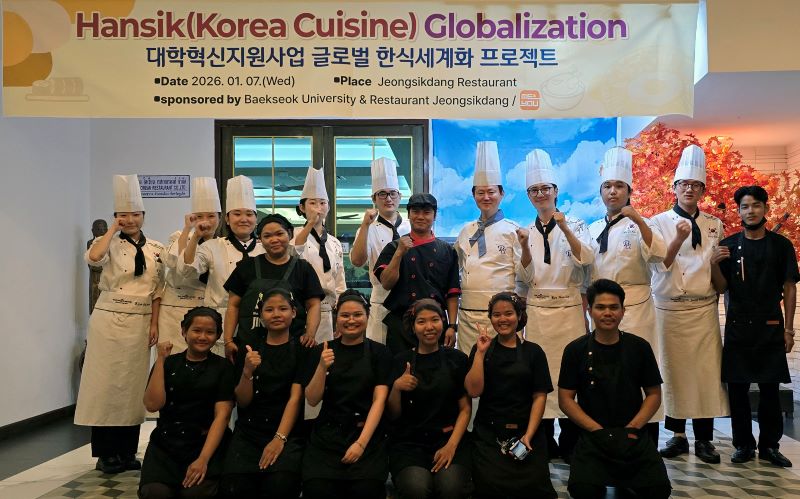 ▲ '한식 세계화’ 프로젝트를 성공적으로 마무리 한 백석대 학생들이 현지 관계자들과 기념 촬영을 하고 있다.ⓒ백석대