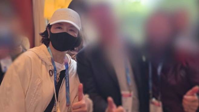 ▲ 김경 서울시의원이 지난 6일(현지시간) 미국 라스베이거스에서 열린 CES에 참석해 관계자들과 사진을 찍고 있다. ⓒMBC 뉴스 캡처