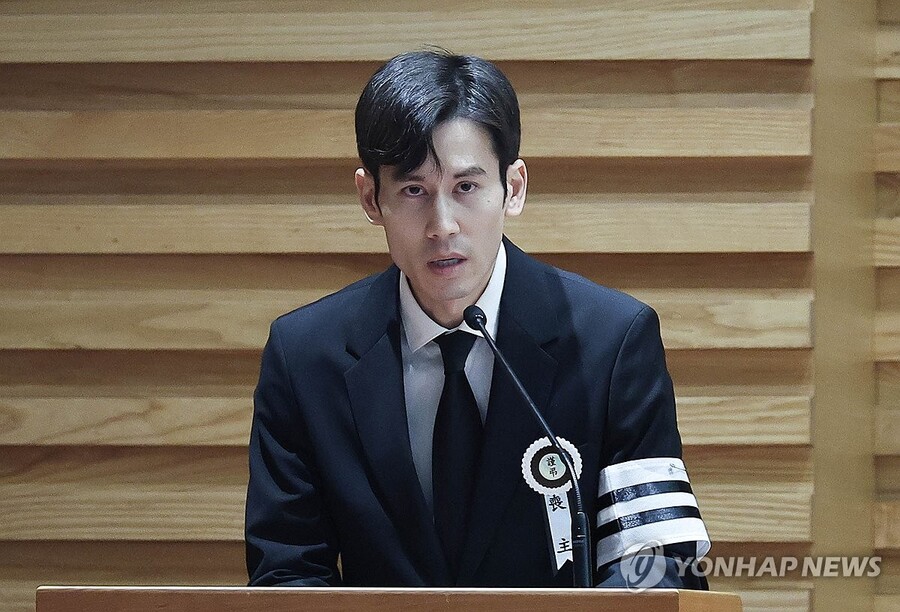 ▲ 9일 서울 중구 명동성당에서 열린 故 안성기의 영결식에서 고인의 아들 안다빈 씨가 인사말을 하고 있다. ⓒ공동취재 / 연합뉴스