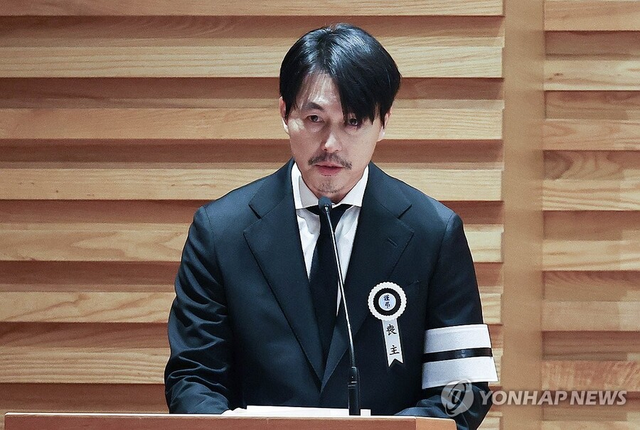 ▲ 9일 서울 중구 명동성당에서 열린 故 안성기의 영결식에서 배우 정우성이 추도사를 하고 있다. ⓒ공동취재 / 연합뉴스