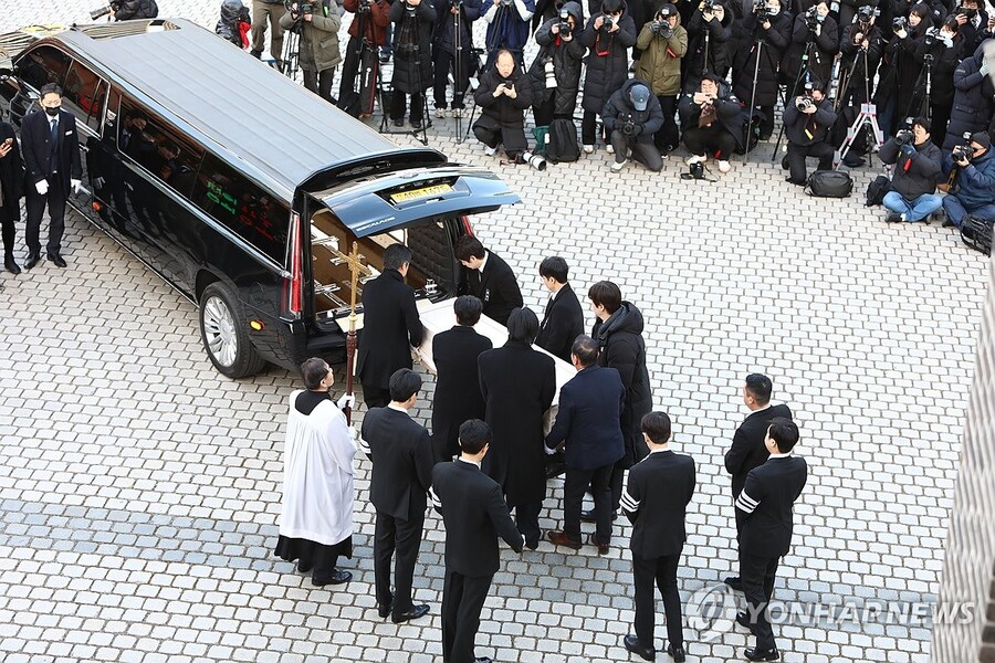 ▲ 9일 서울 중구 주교좌 명동대성당에서 열린 故 안성기의 장례미사가 끝난 뒤 가족과 동료 배우들, 시민들이 고인을 배웅하고 있다. ⓒ천주교 서울대교구 제공 / 연합뉴스