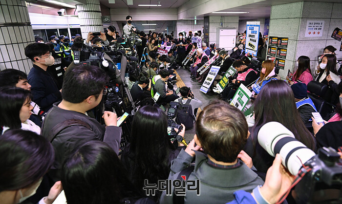 ▲ 전국장애인차별철폐연대(전장연) 지하철 시위 ⓒ뉴데일리 DB