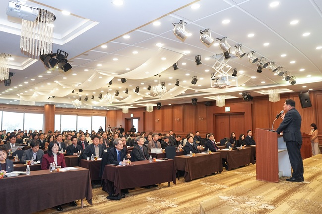 ▲ 강원특별자치도교육청교육연구원이 9일 ORA춘천베어스호텔에서 '2025 강원교육 정책연구 연차보고회'를 개최했다. 이날 신경호 교육감이 참석해 축사를 했다. ⓒ강원특별자치도교육청