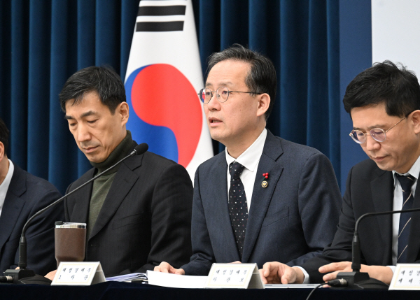▲ 이형일(가운데) 재정경제부 차관이 지난 5일 정부세종청사에서 브리핑을 갖고 ‘2026년 경제성장전략’의 주요 내용을 설명하고 있다ⓒ재정경제부