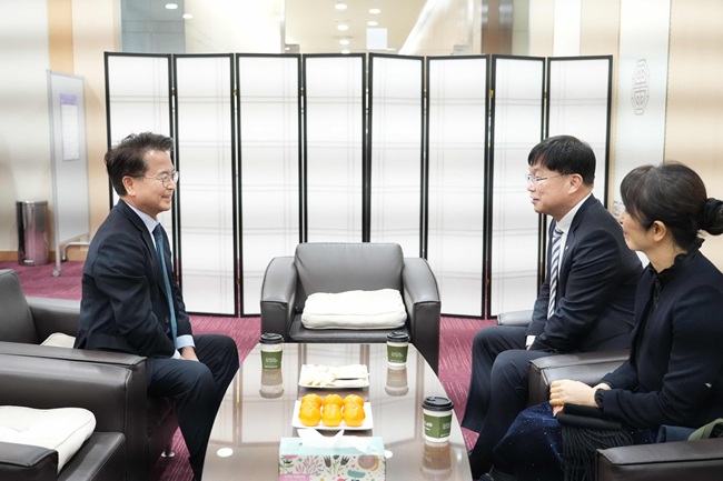 ▲ 육동한 시장은 안형준 국가데이터처장과 차담을 갖고 춘천시가 역점 추진 중인 AI 선도도시 정책과 지역 통계 데이터의 전략적 활용 방안을 논의했다.  ⓒ춘천시