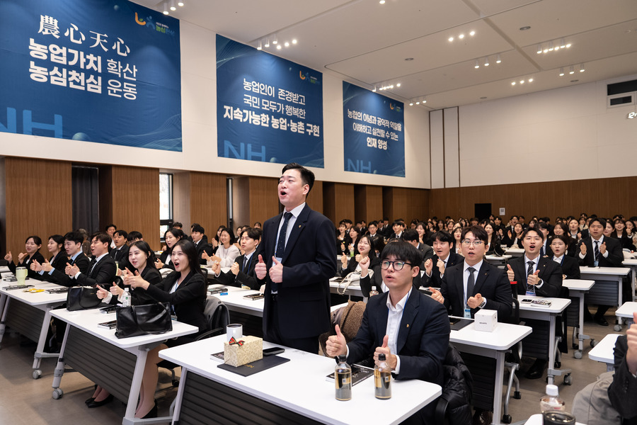 ▲ NH농협은행 청주교육원에서 신입행원들이 입문교육을 마무리하고 새로운 출발을 다짐하고 있다. ⓒNH농협은행
