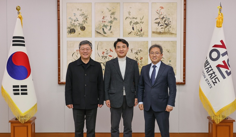 ▲ 김진태 강원특별자치도지사가 9일 도청 통상상담실에서 박정하, 송기헌 국회의원을 만나 지역 핵심 현안에 대해 의견을 나누고 여야 초당적 협력 체계를 강화하기로 했다. ⓒ강원특별자치도