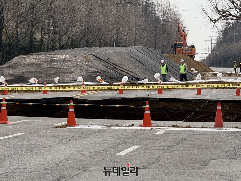 ▲ 지난해 12월 3일 강동구 명일동 대명초교 인근에서 발생한 싱크홀 사고. ⓒ정혜영 기자