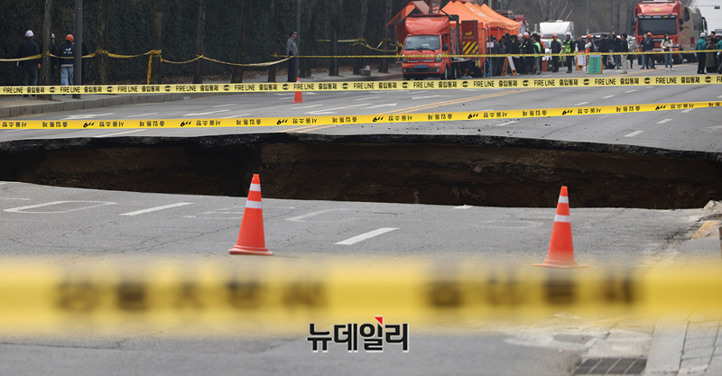 ▲ 지난해 3월 서울 강동구 명일동 대명초교 인근에서 발생한 싱크홀 사고. ⓒ정상윤 기자