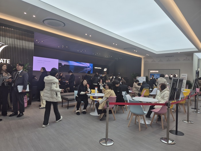 ▲ 힐스테이트오송역퍼스트 분양 홍보관 개관 첫날 방문객들로 북적이고 있다.ⓒ