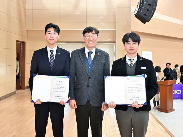 ▲ 이세용 본부장이 지난 9일 한국원자력마이스터고등학교 졸업식에서 한울본부 우수장학생에게 표창장과 장학금을 수여했다.ⓒ한울본부