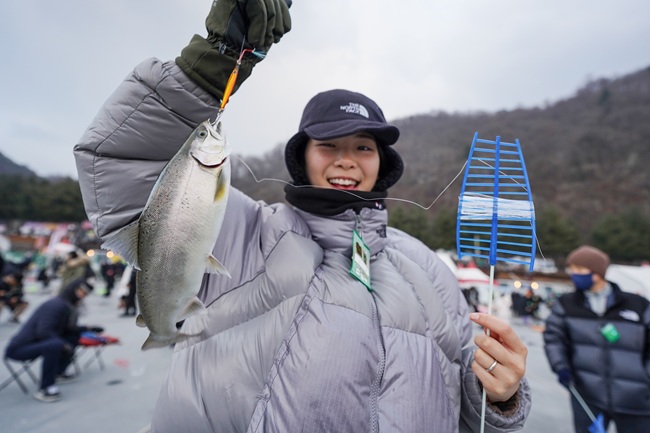 ▲ 산천어를 잡은 관광객. ⓒ화천군