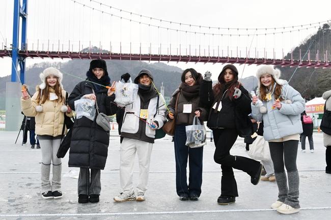 ▲ 화천산천어축제를 찾은 외국인 관광객들. ⓒ화천군