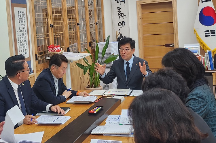 ▲ 윤견영 충북도교육감이 9일 기획회의에서 의미있는 겨울방학을 위해 학생 한 명 한 명을 세심하게 살필 것을 주문하고 있다.ⓒ