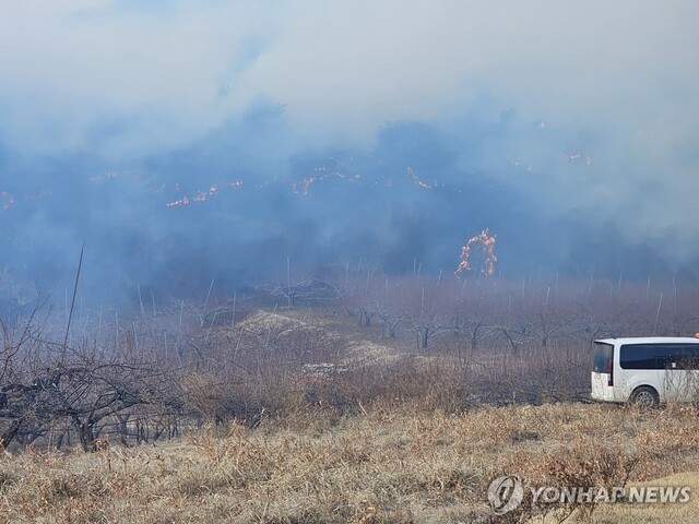 ▲ 10일 오후 3시 14분경 경북 의성군 의성읍 비봉리 산에서 발생한 화재.ⓒ연합뉴스