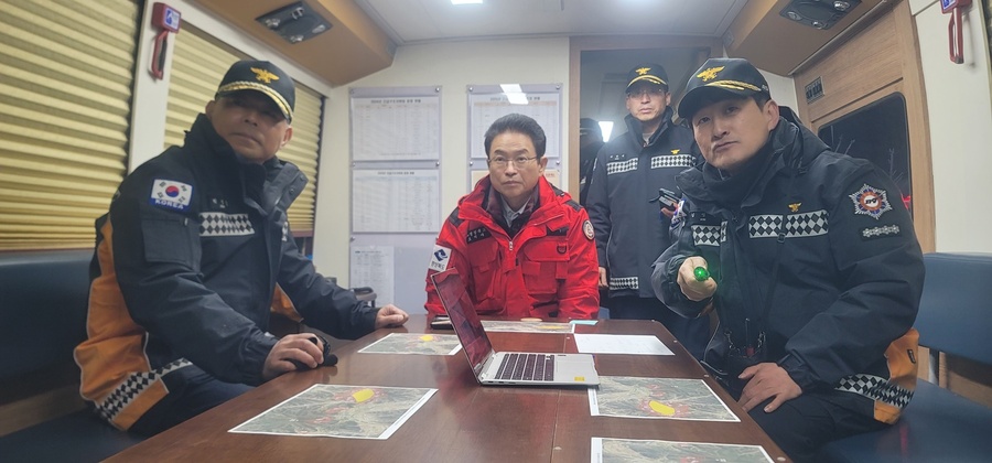 ▲ 이철우 경상북도지사는 10일 의성군 의성읍 비봉리 일대에서 산불 발생 보고를 받은 직후 현장으로 이동해 직접 진화 지휘에 나섰다.ⓒ경북도