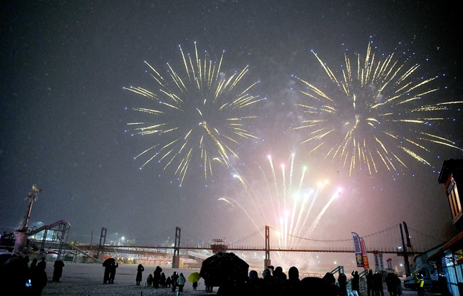▲ 2026 얼음나라 화천산천어축제 개막식이 10일 축제가 열리는 화천읍 화천천 특설무대에서 김진태 지사, 한기호 국회의원, 최문순 화천군수, 류희상 화천군의장을 비롯한 지역 기관사회단체장, 주민, 관광객들이 참석한 가운데 열렸다. 개막 선포 이후 화려한 불꽃이 축제장 밤하늘을 수놓고 있다. ⓒ화천군