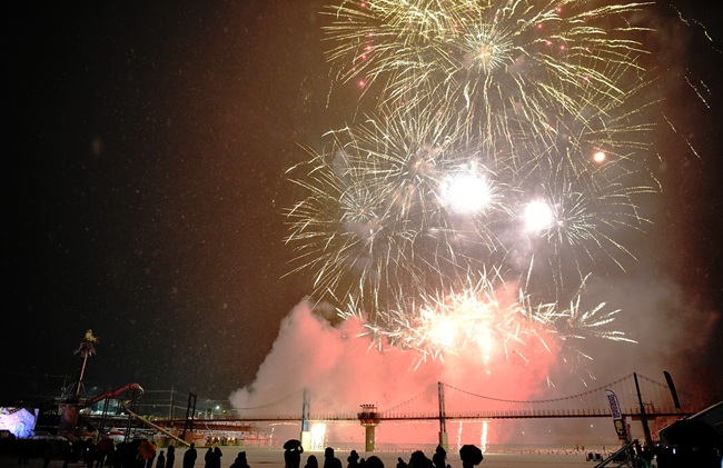 ▲ 2026 얼음나라 화천산천어축제 개막식이 10일 축제가 열리는 화천읍 화천천 특설무대에서 김진태 지사, 한기호 국회의원, 최문순 화천군수, 류희상 화천군의장을 비롯한 지역 기관사회단체장, 주민, 관광객들이 참석한 가운데 열렸다. 개막 선포 이후 화려한 불꽃이 축제장 밤하늘을 수놓고 있다. ⓒ화천군