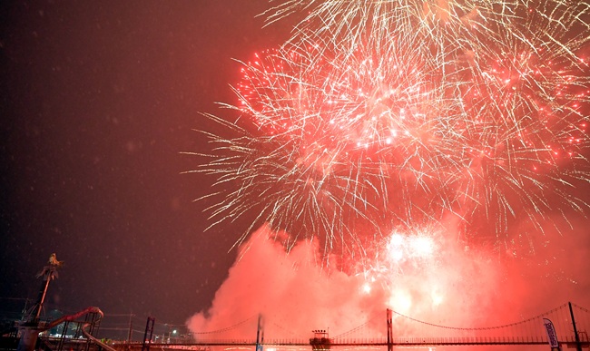 ▲ 2026 얼음나라 화천산천어축제 개막식이 10일 축제가 열리는 화천읍 화천천 특설무대에서 김진태 지사, 한기호 국회의원, 최문순 화천군수, 류희상 화천군의장을 비롯한 지역 기관사회단체장, 주민, 관광객들이 참석한 가운데 열렸다. 개막 선포 이후 화려한 불꽃이 축제장 밤하늘을 수놓고 있다. ⓒ화천군