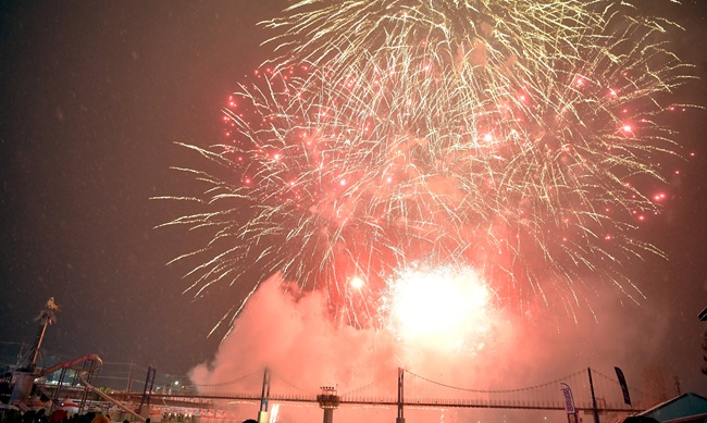 ▲ 2026 얼음나라 화천산천어축제 개막식이 10일 축제가 열리는 화천읍 화천천 특설무대에서 김진태 지사, 한기호 국회의원, 최문순 화천군수, 류희상 화천군의장을 비롯한 지역 기관사회단체장, 주민, 관광객들이 참석한 가운데 열렸다. 개막 선포 이후 화려한 불꽃이 축제장 밤하늘을 수놓고 있다. ⓒ화천군