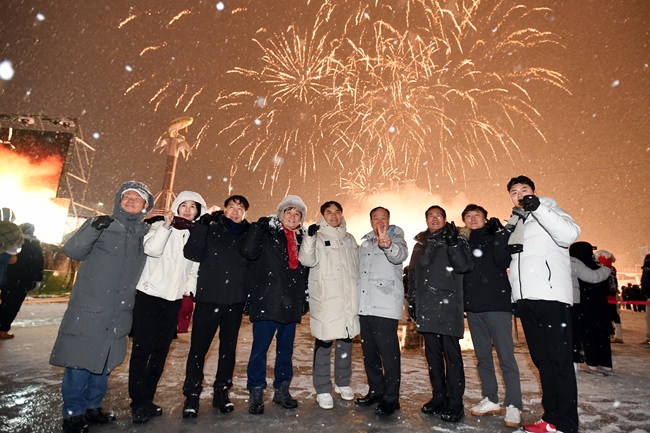 ▲ 2026 얼음나라 화천산천어축제 개막식이 10일 축제장 특설무대에서 김진태 강원특별자치도지사, 한기호 국회의원, 최문순 화천군수, 류희상 화천군의장을 비롯한 지역 기관사회단체장, 주민, 관광객들이 참석한 가운데 열렸다. ⓒ화천군