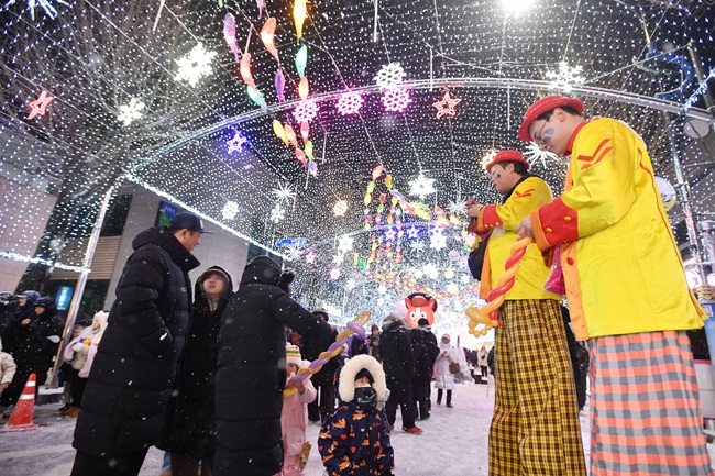 ▲ 2026 얼음나라 화천산천어축제 개막일인 10일 밤, 화천읍 시가지 일대에서 화려한 선등거리 페스티벌이 진행되고 있다. ⓒ화천군