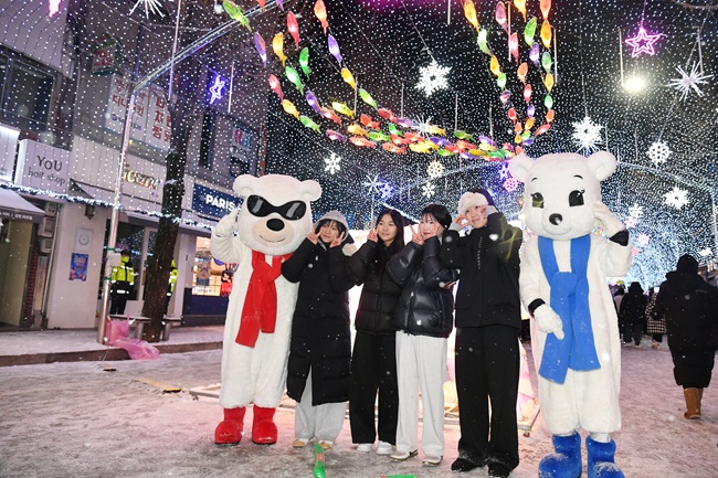▲ 2026 얼음나라 화천산천어축제 개막일인 10일 밤, 화천읍 시가지 일대에서 화려한 선등거리 페스티벌이 진행되고 있다. ⓒ화천군