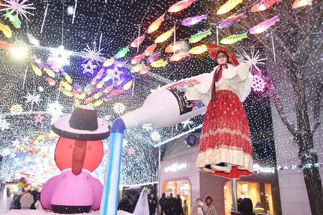 ▲ 2026 얼음나라 화천산천어축제 개막일인 10일 밤, 화천읍 시가지 일대에서 화려한 선등거리 페스티벌이 진행되고 있다. ⓒ화천군