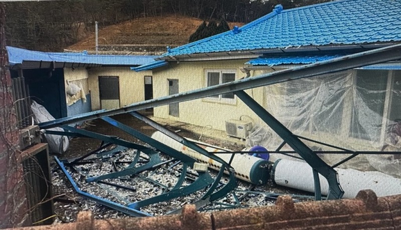 ▲ 강풍에 날아갈 조치원읍 주택 태양광시설.ⓒ세종시재난대책본부