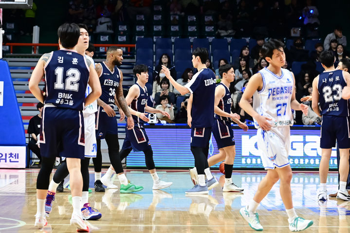 ▲ 허훈까지 부상으로 이탈한 KCC가 가스공사에 패배하며 충격의 6연패를 당했다.ⓒKBL 제공